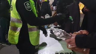 Seguridad revisa los bocadillos de los aficionados antes del BarçaMadrid [upl. by Ahsienaj]