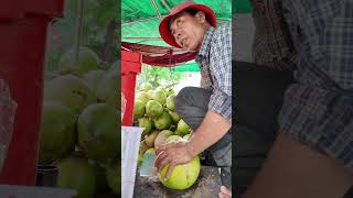 Cutting Skill of Coconut seller in Phnom Penh streetfood cambodianstreetfoodtour [upl. by Akli487]