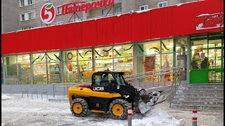 Уборка снега и наледи в ограниченном пространстве погрузчиком JCB [upl. by Aehsrop]