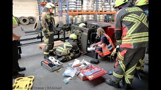 Feuerwehr Günzburg übt Zwei Schwerstverletzte unter gekippten Stapler [upl. by Wylde51]