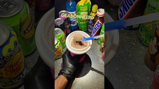 De magische beker vs Snickers – kun je er een slushie van maken spelen ijsjes slushy spel [upl. by Natala]