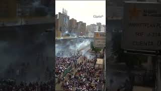 VENEZUELA Miles de personas salen a protestar en las calles de Caracas Hay tensión e incidentes [upl. by Vallo]