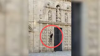 TURISTA ESCALA LA PUERTA SANTA DE LA CATEDRAL DE SANTIAGO DE COMPOSTELA GALICIA [upl. by Nnairahs]