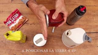 Cómo cebar Un Mate  How to prepare yerba mate [upl. by Chaddie]