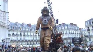 Le Scaphandrier marche Place de la Cathédrale à Nantes [upl. by Dominica250]