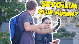 SEVGİLİM OLUR MUSUN  SOKAKTA YOUTUBER GİBİ DAVRAN [upl. by Barrington]