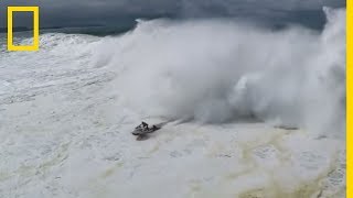 Sauvetage spectaculaire dun surfeur sur une vague géante au Portugal [upl. by Barmen288]