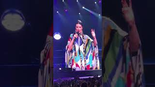 LAURA PAUSINI DESCUBRE A LUIS FONSI EN SU CONCIERTO KASEYA CENTER MIAMI [upl. by Eiramenna]