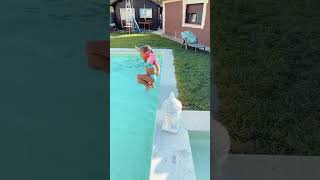 😊 BEBÉ TRAVIESO SALTOS en la PISCINA BAILE del CANGURO 🦘 viral [upl. by Liu]