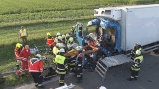 Schwerer LKWUnfall auf Rastplatz [upl. by Retlaw]