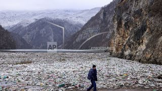 Bosnia nel fiume Drina una discarica galleggiante [upl. by Zipporah100]