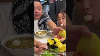 Pelea de comida épica entre marido y mujer🍝🍜🥓🥢🍗asmr mukbang pareja gracioso divertido funny [upl. by Delwin146]