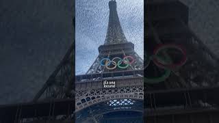 Un hombre escala la Torre Eiffel horas antes de la ceremonia de clausura de los Juegos Olímpicos [upl. by Pulling409]