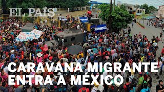 La caravana de migrantes entra en territorio mexicano [upl. by Nenad120]