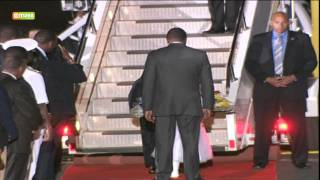 President Barack Obama finally arrives in Kenya [upl. by Ytsanyd]