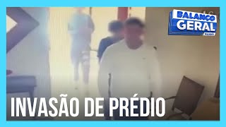 Adolescente aproveita saída de entregador invade prédio e libera entrada de comparsas [upl. by Atteuqnas]