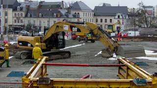 Pelleteuse Cat 323D travaux place du jet deau Cathédrale Jacobins Le Mans pelleteuse Caterpillar [upl. by Llien]