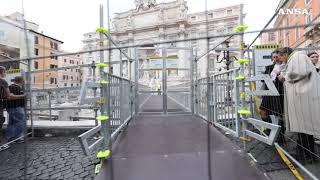 Roma la passerella sulla Fontana di Trevi pronta per lapertura [upl. by Wiskind79]