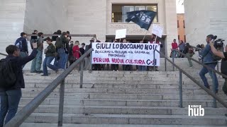 Esame Giuli le proteste degli studenti davanti alla facoltà di Lettere quotLo bocciamo noiquot [upl. by Alocin]