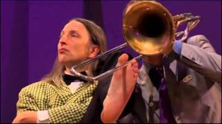 Mnozil Brass de truc met de stoelmp4 [upl. by Atikahs]