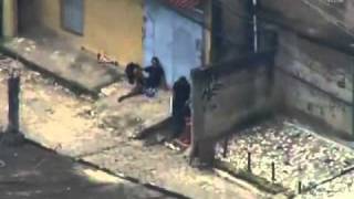 Traficantes armados são flagrados no conjunto de favelas do Alemão [upl. by Aled]