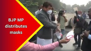 Delhi BJP MP Manoj Tiwari distributes masks to the public as air quality remains in Severe category [upl. by Aisats]