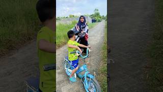 Ditinggal mami jemput kakak keripikkentangmasboy shorts comedy humor youtubeshorts fyp [upl. by Aynotan955]