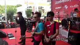 Repvblik quotsandiwara Cintaquot live at Depok 7 July 2012 [upl. by Avigdor]