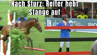 Reiter hebt nach Sturz die Stange auf 💪🏼  Das ist ein echter Helfer im Parcours 😂 [upl. by Mellman112]