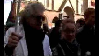 Beppe Grillo contestato dagli studenti a Bologna [upl. by Molton]