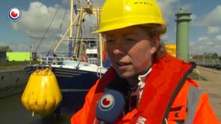 Rijkswaterstaat zet reservedeur in Lorentzsluis [upl. by Ennayelsel]