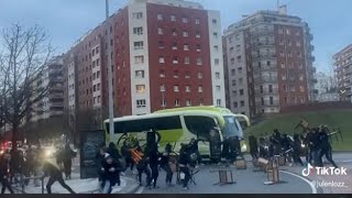 Real SociedadRoma incidenti tra tifosi a San Sebastian lanci di sedie e bottiglie [upl. by Ahsinehs]