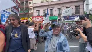 Gases y camiones hidrantes en un fuerte dispositivo policial contra las protestas en Buenos Aires [upl. by Aitercal]