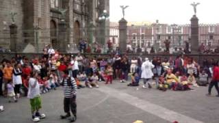 Show de payasos en el zocalo de la ciudad de Puebla los domingoswmv [upl. by Eijneb]