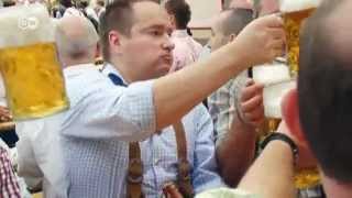 Die Wiesn Arbeiten wo andere feiern  Journal Reporter [upl. by Ennairol581]