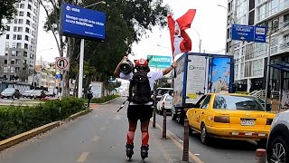 Peruano en patines por la ciclovía con su bandera [upl. by Bone]