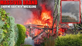 MASSIVER BRAND MIT ENORMER RAUCHENTWICKLUNG  2 Gartenlauben in Flammen  Bahnstrecke gesperrt [upl. by Sewole]