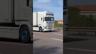 Appel de phare plus klaxon d’un Scania v8 [upl. by Emile]