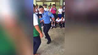 Policía se roba el show bailando punta [upl. by Gnet]