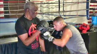 Floyd Mayweather Sr tries to frustrate novice boxer See if it works [upl. by Tol]