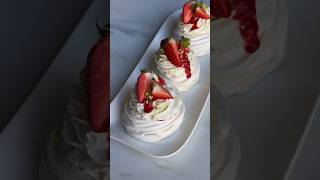 PAVLOVA 🍓🔥 recette shorts miam [upl. by Hsirrap153]