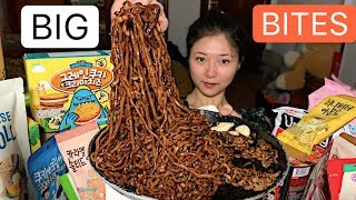 Mukbang Black Bean Noodle Big Bites w 18 kinds Korean Snacks jajangmyeon【吃播】大口吃炸酱面，配18种韩国零食 [upl. by Ainahpets]