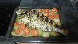 Receta clásica pescado al horno [upl. by Hakkeber]