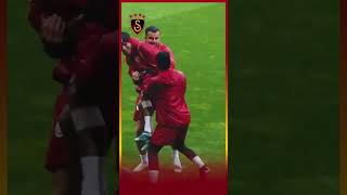 Galatasaray İdmanında Abdülkerim Bardakcı Ve Yunus Akgün Lucas Torreira İle Şakalaşıyor [upl. by Odracer]