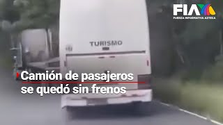 ¡UN VIAJE QUE SALIÓ M4L  Camión de pasajeros se quedó sin frenos y fue detenido por tráiler [upl. by Spratt]