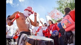 ¡Emocionante PREVIA DE LA HINCHADA PERUANA Perú vs Australia Estadio Olímpico de Sochi [upl. by Ativak]