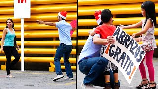 ABRAZOS GRATIS EN NAVIDAD free hugs for christmas [upl. by Yrrehs]