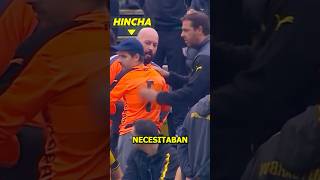 El hincha tuvo que prestar su camiseta futbol [upl. by Ybeloc708]