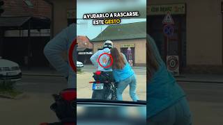 Una niña amable ayuda a un motociclista a rascarse la espalda en la carretera 👏❤ [upl. by Nelak]