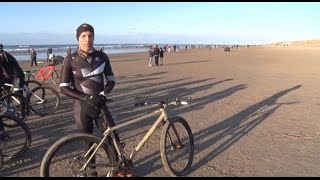 Dennis Bruin bedacht een speciale strandfiets voor de strandraces [upl. by Eirallam]